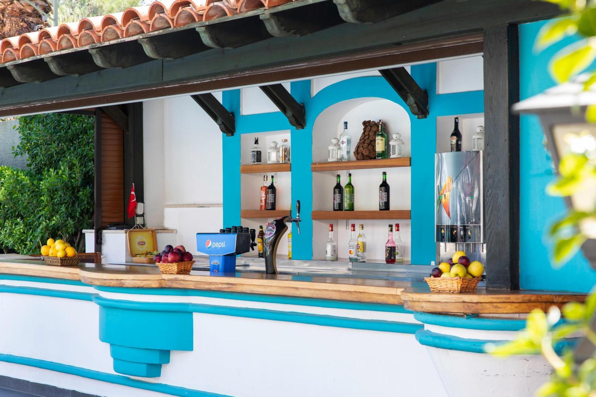 Labranda Mares Marmaris Hotel Exterior foto The bar at the pool