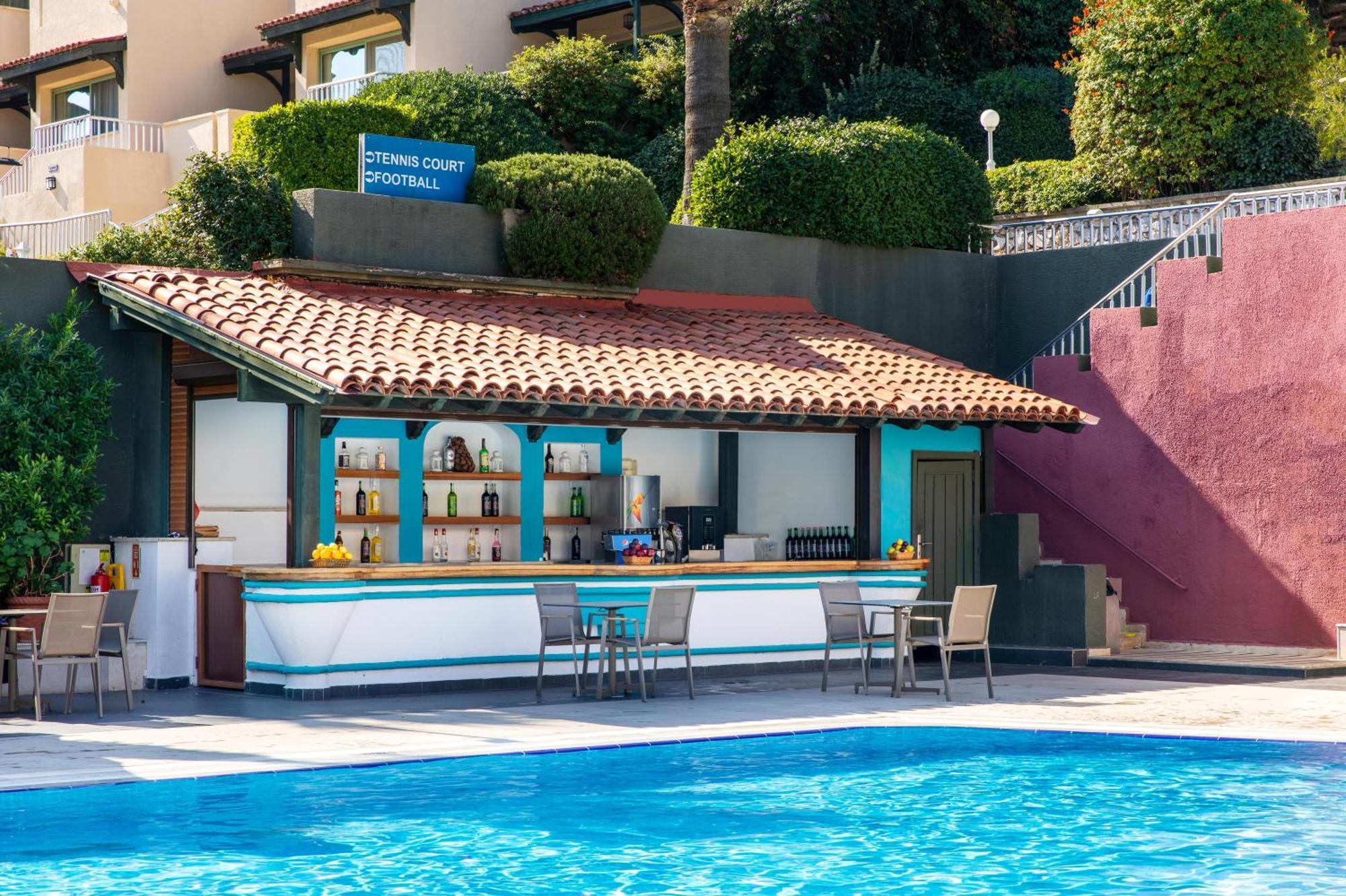 Labranda Mares Marmaris Hotel Exterior foto A pool bar in a hotel in Turkey